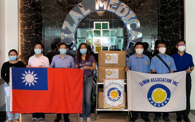 黃雅惠總會長率隊於2020年4月7日捐贈1萬片口罩給黎薩醫學中心